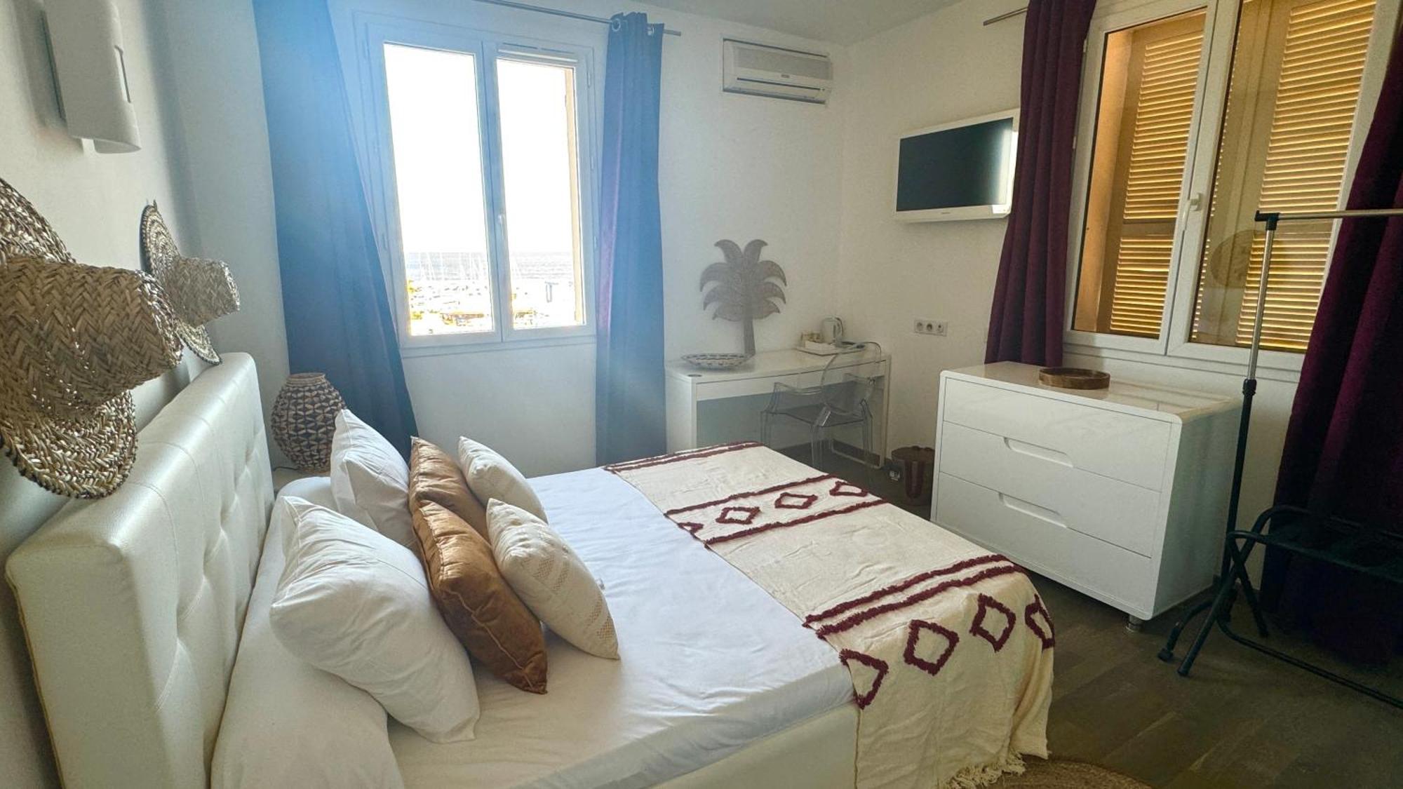 Hotel Les 3 Terrasses Sari-Solenzara Buitenkant foto